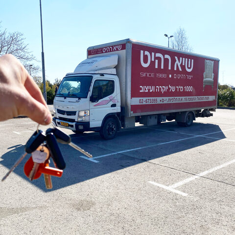 אני בונה בית במשאית